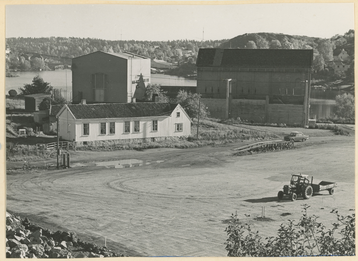 Utbygging av parkeringsplassen på  Myra ved innfartsveien. To bilder.

Bilde 1:
Trafostasjonen på Nesset (Nesparken) ses.