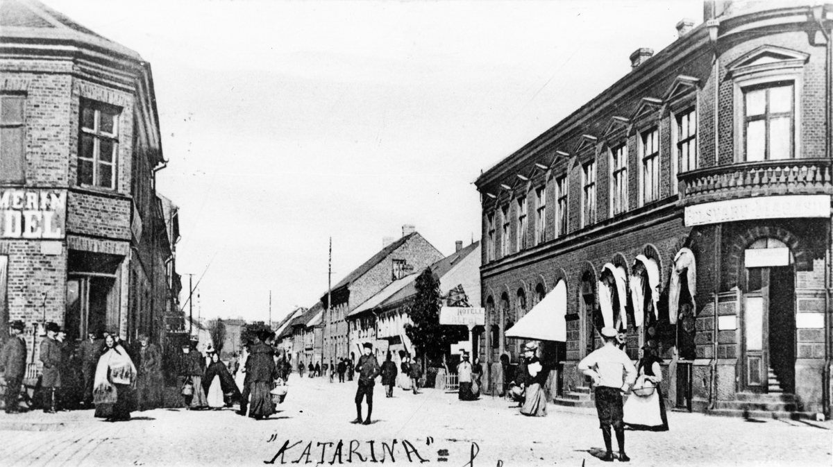 Halmstad, Brogatan (korsningen Köpmansgatan). Kv Brooktorp, kv Valdemar Atterdag. Baertlingska huset till höger.
