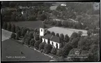 Flygfoto över Västerås-Barkarö kyrka i Barkarö.