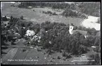 Flygfoto över Rytterne kyrka och Rytterne skola.