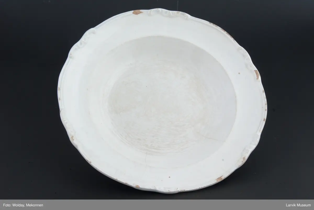 Dyp tallerken, profilert kant med opphøyet dekor