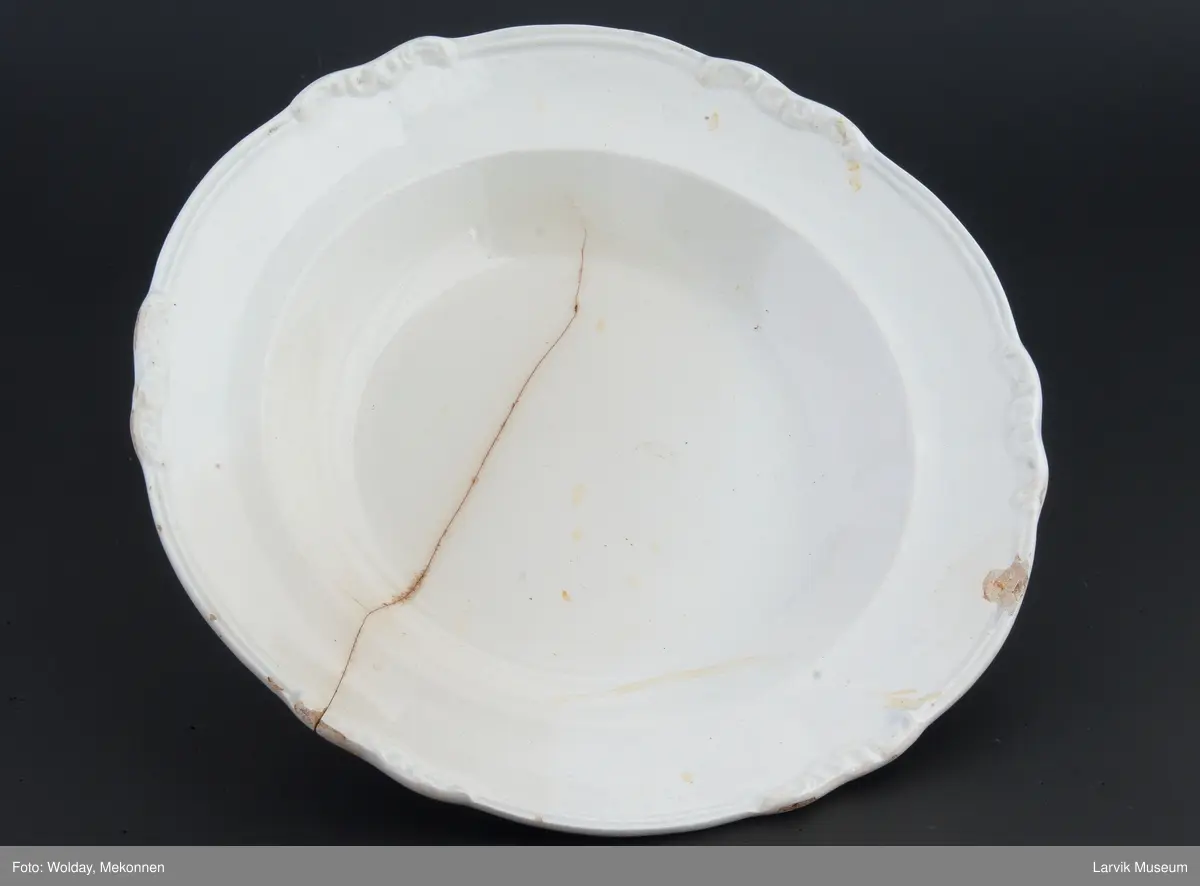 Dyp tallerken, profilert kant med opphøyet dekor