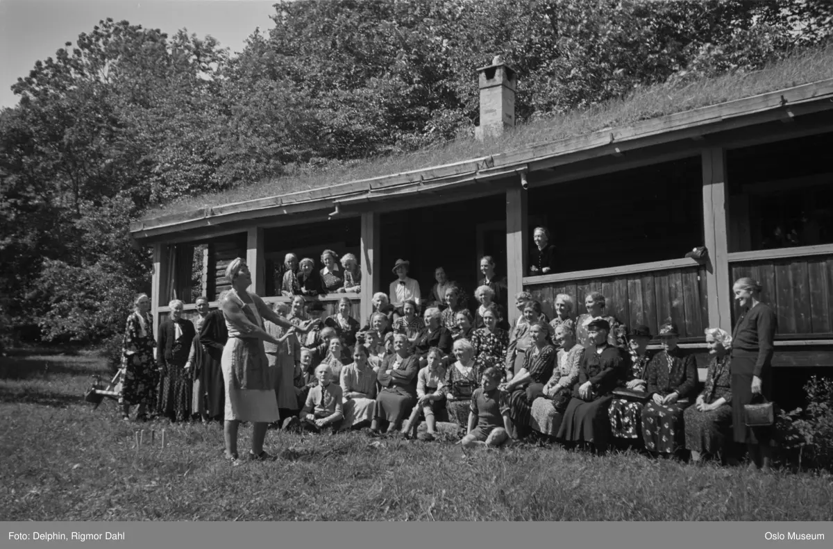 hage, tømmerhus, "Ut i solen-stua", veranda, kvinner, gutter, mann, eldre på utflukt