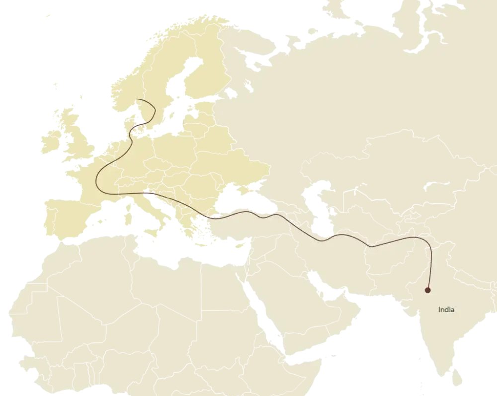 Kart over Europa, Nord-Afrika og store deler av Asia. På kartet er det tegnet på en rød strek som viser språkets omtrentlige vandringsrute fra Nord-India og fram til Balkan.
