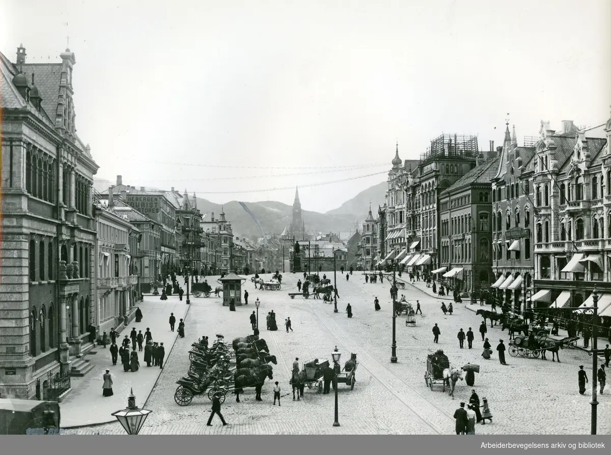 Torvet i Bergen, fotografert av Knud Knudsen 1902.