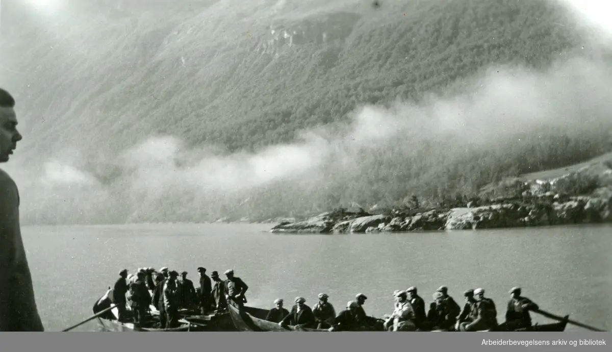 Rasulykken i Loen, Sogn og Fjordane, 13 september 1936. Over to tredjedeler av befolkningen i øvre Loen, 74 mennesker, mistet livet i ulykken. "Redningsmandskap på vei til ulykkesstedet".