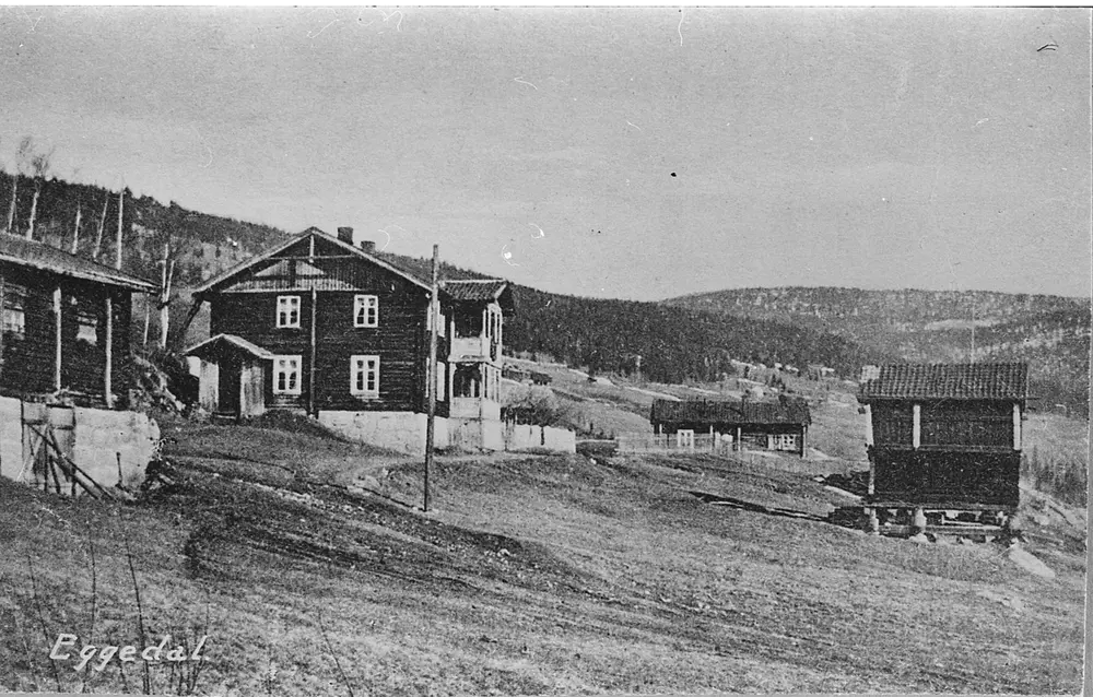 Postkort med tittel «Eggedal» Hamre. Gard, og handelssted sist på 1800-tallet og litt fram på 1900-tallet. Fingar J. Evju er foreslått som fotograf. Hvis det er riktig, kan 1910-20 være ei fornuftig datering.
