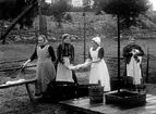 Lakesjå i april 1914.

Tvåa från vänster: Anna Larsson, född 1897, dotter till Lambert Larsson, Tubberud i Fredsberg.