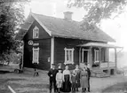 Sluss- o brovakt Gustav Larsson med hustru Maria och barnen Arvid, Olga, Gerd och Signe framför sin bostad 1916.