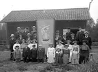 MEDLEMMAR UPPSTÄLLDA FÖR FOTOGRAFERING MED SITT STANDAR, MED TEXTEN: TEMPLET N:O 1549 FRID.DELEBÄCK STIFTAD 10/2 1904 T.O.