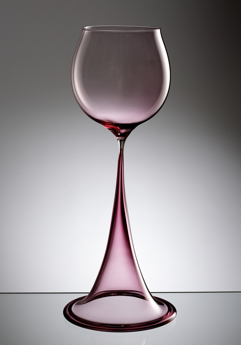 "Tulpanvas" av Nils Landberg i rosa underfång. Relativt kort ben, men desto högre konad fot.