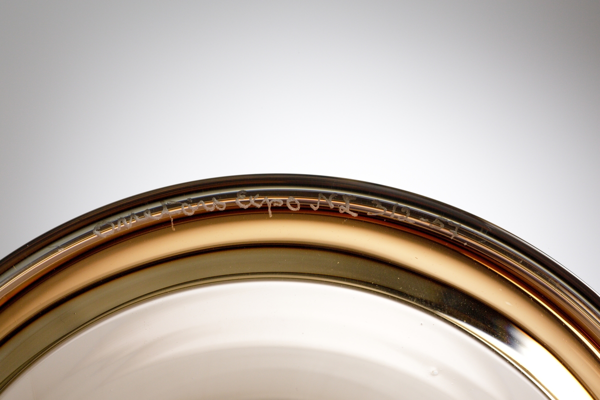 "Tulpanvas" av Nils Landberg i bernstensfärgat underfång. Högt ben och generös kupa som markant sluter sig mot mynningen.