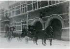 Brandmän utanför brandstationen/polisstationen i Västerås, 1917.