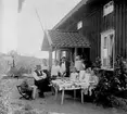 Enligt Lars Nordström Lyrestad, barn barn till Lars Nordström, så firas här Mors Dag. 
Maj 1919, sa han, direkt när han såg fotot. Första året man firade Mors Dag i Sverige.