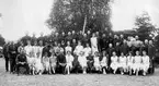 Officerskårens midsommarfest 1925. Sjösidan av kanslihuset

Namn, se bild 2.

1. Kapten Karl Norberg 2. Fru Elsa Montell 3. Fru Brita Malmström 4. Fru Stina Fant 5. Friherrinan Anna Leijonhufvud 6. Kapten Gudmund Silfverstolpe 7. Fru Sandra Lind 8. Kapten K G A Leijonhufvud 9. Fru Lisa Norberg 10. Kapte George Murray 11. Fröken Elfverson 12. ? 13. Fröken Anna-Stina Nauckhoff 14. Fru Märta Vannérus 15. Fröken Marianne Lorick 16. Fru Maj Hökerberg 17. ? 18. Löjtnant Gunnar Nordensköld 19. Kapten Paul Engdahl 20. Löjtnant Hjalmar Odqvist 21. Kapten Carl Leijonhufvud 22. Fru Margit Bark 23. Fröken Alice Jäderlund 24. Fröken Margit Nordensköld 25. Fru Karin Frithz 26. Fru Ellen Silfverstolpe 27. Fru Greta Parment 28. Fru Inga Rosenqvist 29. Fru Flory Åsbrinck 30. Kapten Philip von Krusenstierna 31. Fru Dagmar Sandgren 32. Kapten Tore Fant 33. Fru Anna Ulfeld 34. Fru Emy Sterky 35. Löjtnant Gösta Almqvist, reserven 36. Löjtnant Gustaf Rosenqvist 37. Fänrik Sven von Bahr 38. Kapten Emil Montell 39. Löjtnant Nils Sparre, I 1 (tjänstgjorde på Studentkompaniet) 40. Kapten Gösta Åsbrinck 41. Kapten Karl-Henrik Parment 42. Löjtnant Gunnar Bark, A 7 (arbetsofficer vid Åkers krutbruk) 43. Kapten Ragnar Sterky 44. Löjtnant Gustaf Frithz 45. Löjtnant Malcolm Frithz 46. Löjtnant Sigfrid Ulfeld, I 26 (Vaxholms grenadjärer) (tjänstgjorde på Studentkompaniet) 47. Löjtnant Egon Klettner 48. Fröken Barbro Leijonhufvud 49. Underlöjtnant Esse Högstedt 50. Kadett Hans Siöcrona 51. Kadett Sven Almqvist 52. Kadett Frithz Eriksson 53. Kadett i reserven Abraham Leijonhufvud 54.  Löjtnant Sten Vannérus 55. ? 56. Löjtnant Bertil Hökerberg 57. ? 58. Löjtnant Svante Fleetwood, I 1 (var Intendentaspirant) 59. Löjtnant Pehr-Erik Malmström (far till syster Elisabeth) 60. Löjtnant Sten Sandgren.