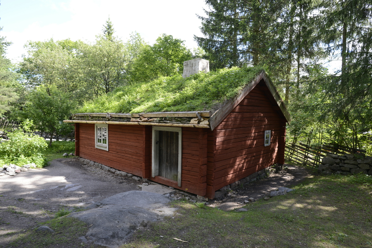 Soldattorpet på Skansen är en timrad enkelstuga i en våning med sadeltak. Tätskiktet är av näver, som hålls på plats av torv. Fasaden är målad med röd slamfärg. Snickerierna är målade med grå linoljefärg.

Soldattorpet stod ursprungligen på gården Högaskogs marker i Eksjö socken i Småland. Torpet har tillhört rote nr 91 vid Vedbo kompani, Kalmar regemente. Troligen uppfördes byggnaden omkring år 1800.

Soldattorpet flyttades till Skansen 1905.