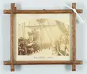 Denna grupporträtt visar besättningen ombord på korvetten Balder år 1882.