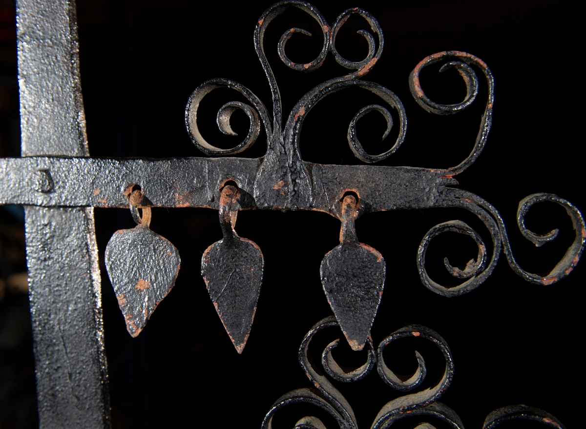 Föremålet består av en järnstam, sex korslagda armar med ornament och en järnplatta med inskription. Gravkorset är av Ekshäradskaraktär. Det är högt med många tätt placerade armar som tillsammans bildar en rombisk form. Riklig dekor. Korset har formen av ett stiliserat träd - ett livsträd som symbol för döden. Armarnas ändar utgörs av utklyvningar som upprullats mot varandra och bildar dekorativa stilistiska löv. Den 2:a armen uppifrån har en (av två tenar vriden) spira på var sida av stammen. 3:e och 4:e armen har två uppåtställda ornament utformade som löv. 5:e armen är försedd med ett tvärställt ornament på var sida om stammen. Korsets topp är krönt med en liknande utsmyckning. Fyra av armarna har uthuggna hål ämnade för hjärtan som är däri fästade med en järnögla. Samtliga 4 hjärtan finns i 5:e armen. 4 av 6 hjärtan finns i 4:e armen. 3 av 4 hjärtan finns i 3:e armen. 1 samt del av ett hjärta finns i 2:a armen. Ovanför nedersta armen på var sida om stammen finns en järnten uppåtböjd och upprullad i en dekorativ form. Nedre delen av stammen är smidd i en spiral. En kvadratisk järnplatta med uthuggen inskription är placerad mellan översta armen och stammens topp. Text: Här under wiler lila LSS från Nedra Wärnäs föd d 30 iuli 1815 död d 4 ocktober 1819 samt 5 aflefne syskon tilhörer SPS H MRD I W. LSS = Lars Svensson, SPS = Sven Persson, H = hustru, MPD = Maria eller Marita Persdotter.