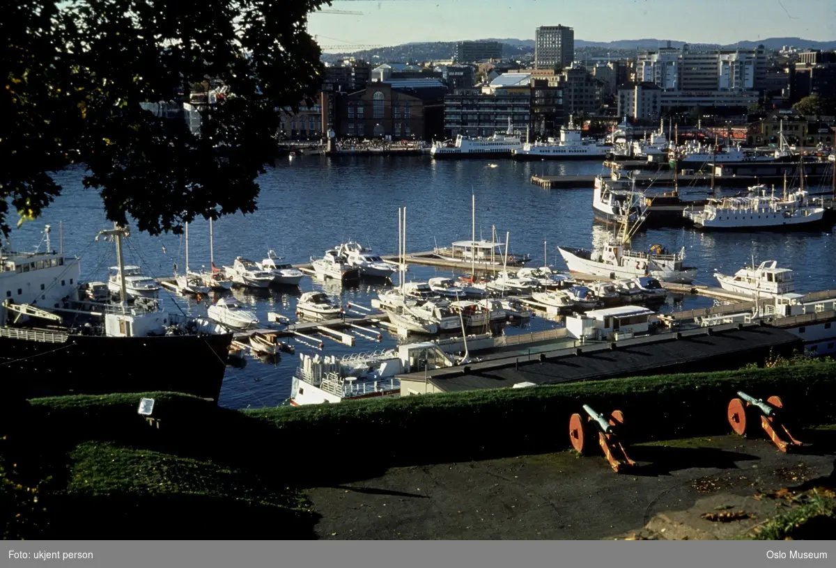 Akershus festning, kanoner, utsikt, småbåthavn, ferger, fjordbåter, Aker Brygge