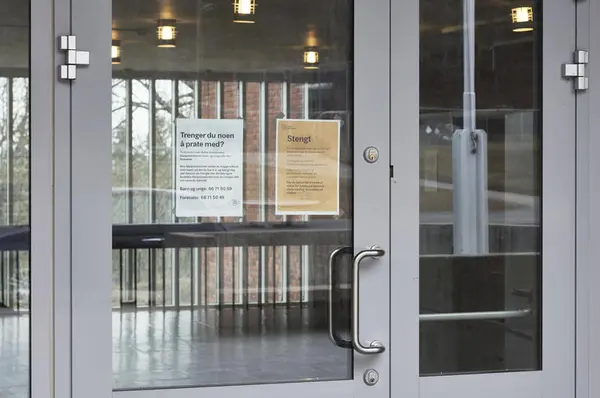 Koronaskilt på Hofstad skole under koronanedstengningen