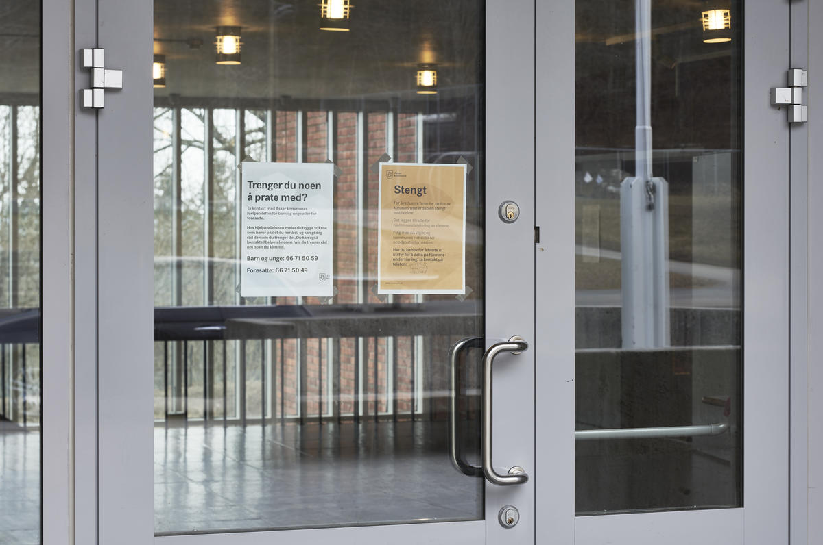 Koronaskilt på Hofstad skole under koronanedstengningen