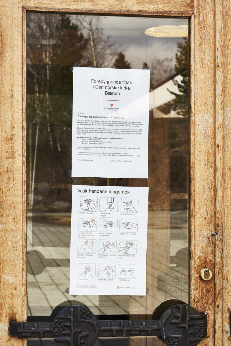 Koronaskilt på kirkedør på Østerås under koronanedstengningen