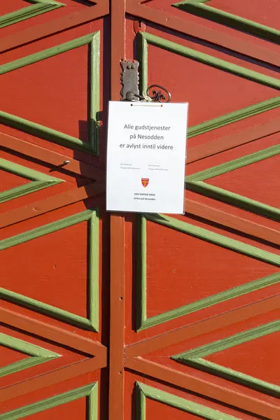 Koronaskilt på kirkedør på Nesodden under koronanedstengningen