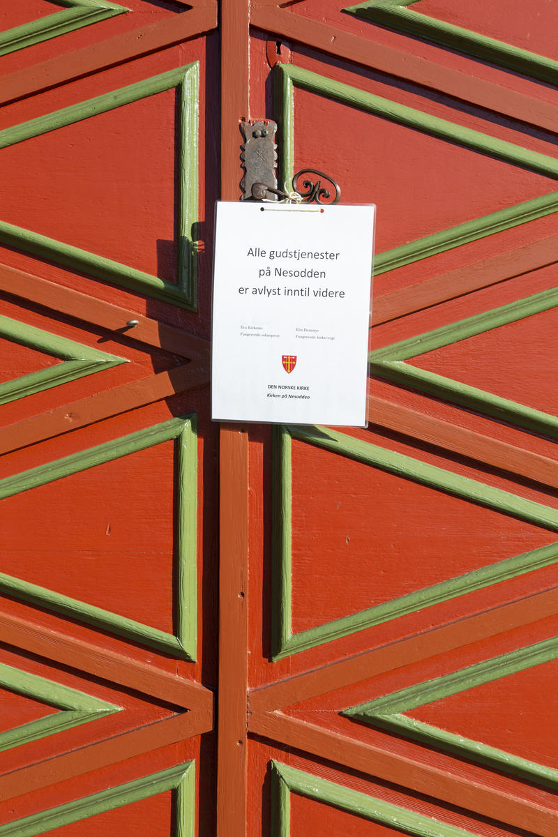 Koronaskilt på kirkedør på Nesodden under koronanedstengningen