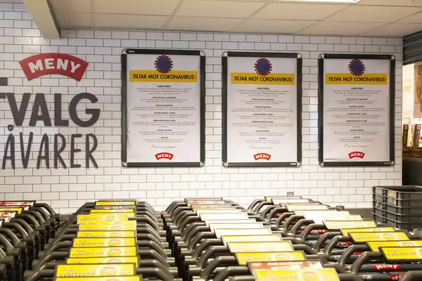 Koronaskilt på butikk under pandemien
