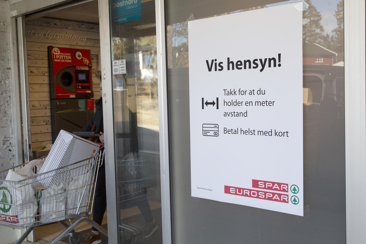 Koronaskilt på butikk under pandemien