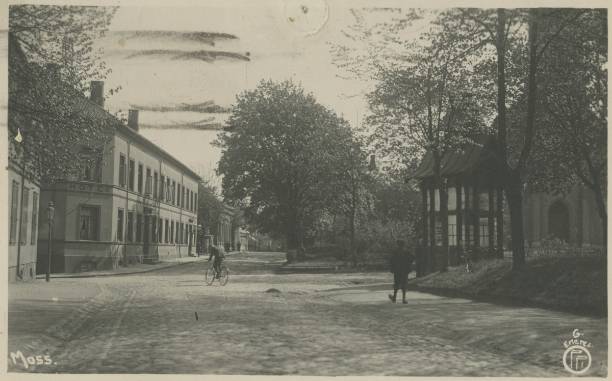 To postkort, begge fra Dronningens gate. 
Øverst: Moss hotell og Kirken, 1912.
Nederst: Samme motiv tatt i 1914