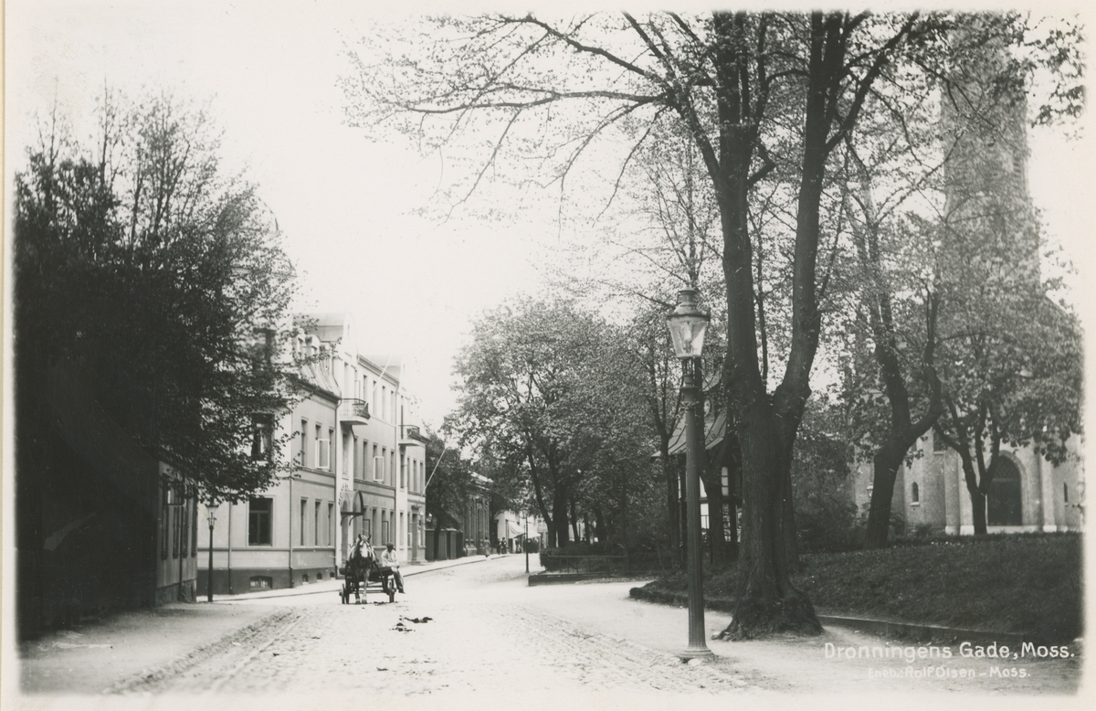 To postkort, begge fra Dronningens gate. 
Øverst: Moss hotell og Kirken, 1912.
Nederst: Samme motiv tatt i 1914