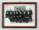 Denna gruppfoto visar Karlskrona Stationen skeppsgossar fotograferat 1944 vid firandet av 40-års jubleet av sin karlskrivning 1904.