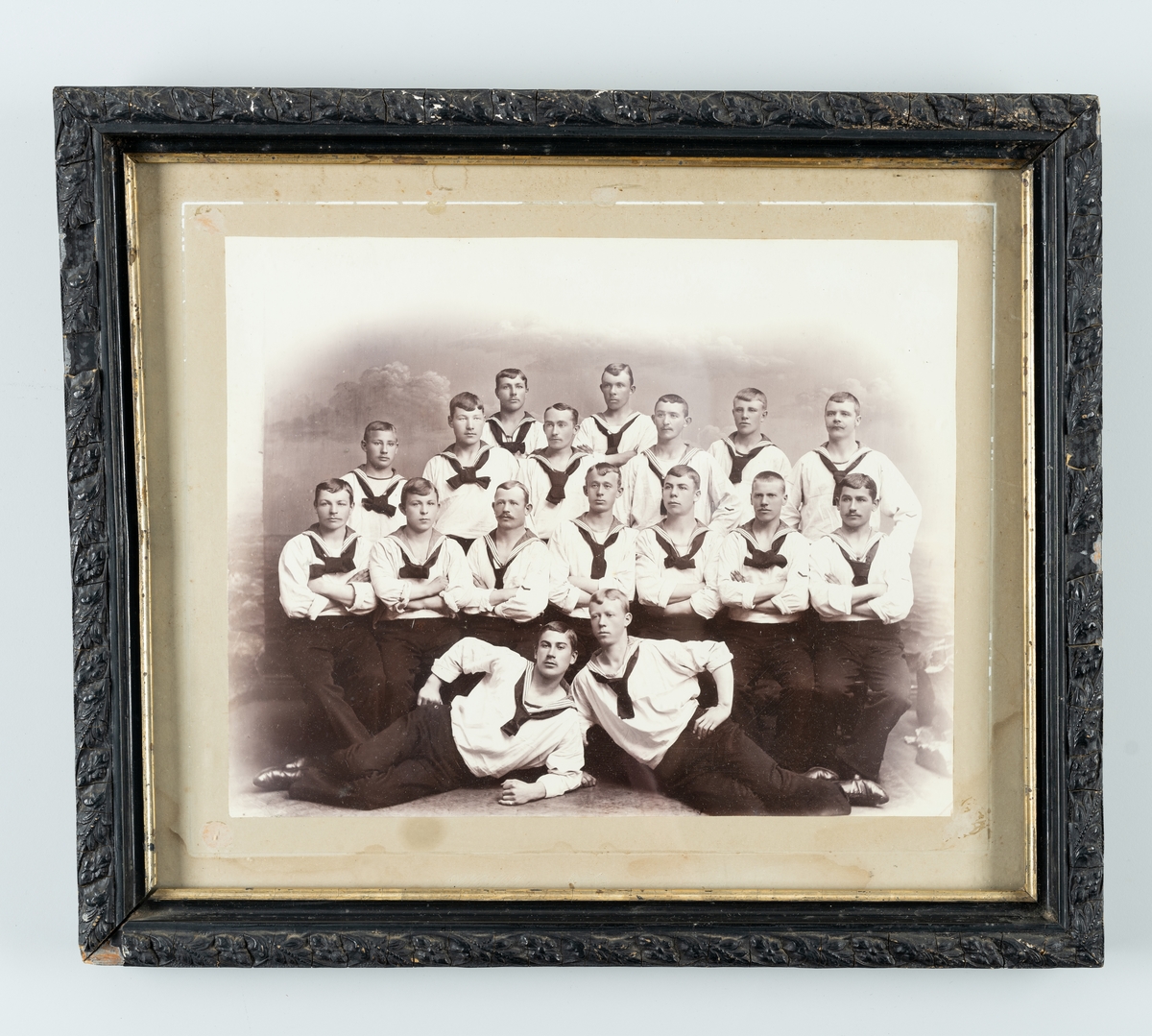 Denna gruppfoto visar äldre skeppsgossar strax innaför karlskrivning.