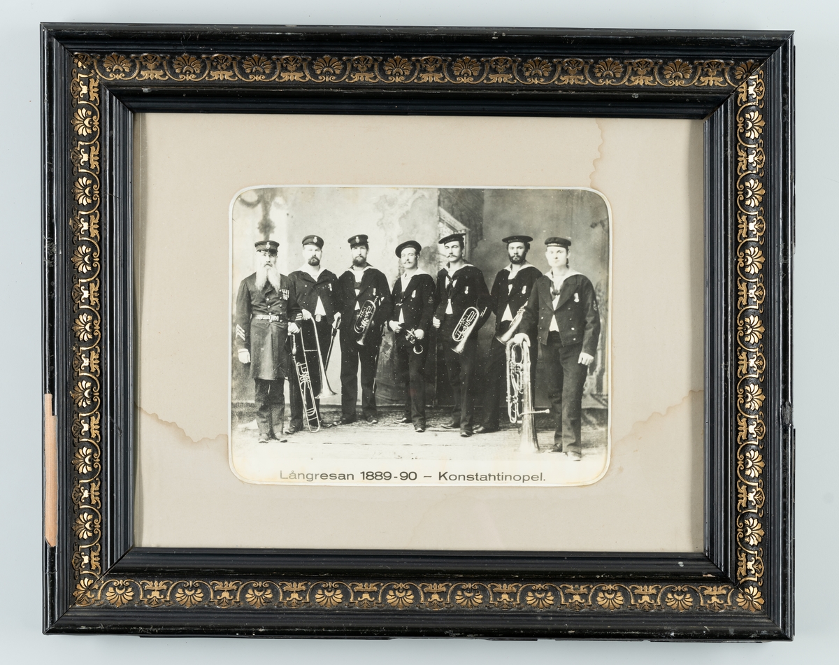 Bilden föreställer korvetten FREJAS musiksextett, långresan 1889-90. Kortet taget efter en musikkonsert för turkiske sultanen Abdul Hamid i Konstantinopel. Flaggunderofficeren som står på kortet är uppb.mask Frans August Pettersson, som på sin tid var med på Vega vid dess exp. Nordostpassagen 1878-79.