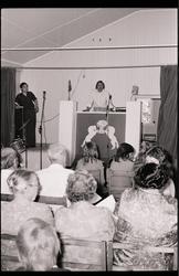 Odd Lillejord på talerstolen i bondelagshuset på Oldersletta