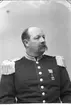 Porträtt av okänd tunnhårig man med mustasch, i uniform med epåletter och orden på bröstet.