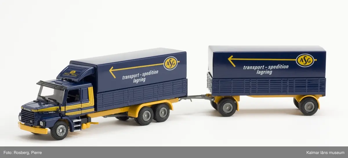 KLM 43929:25. Lastbil, av metall, med släp. Hytt och vagnar blå med gula detaljer. Text hytt: ASG Transport spedition, Scania, 142 H. På släp: ASG transport spedition, lagring. Under: Tekno, Holland 452.