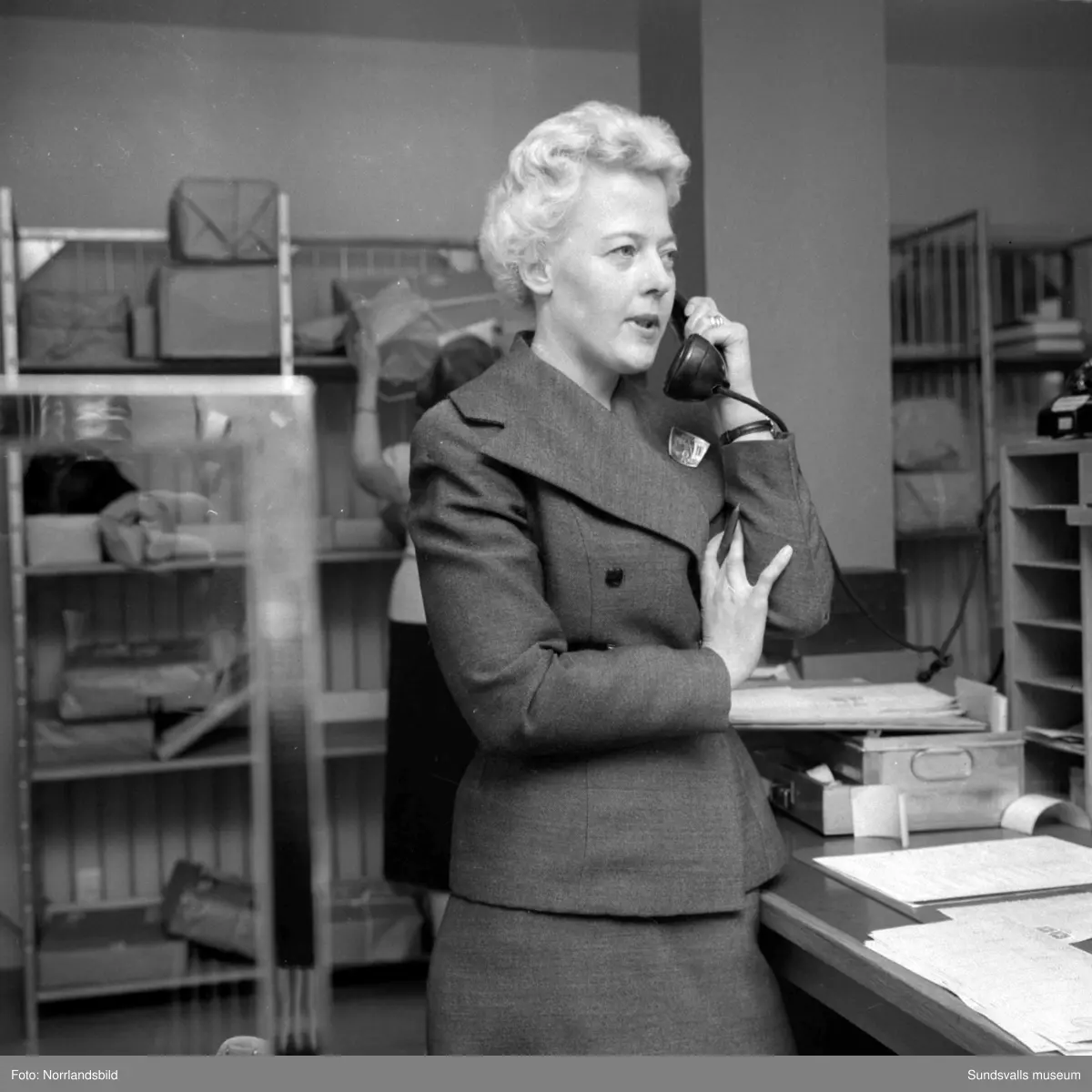 Postkontoret i Sörberge utsattes för ett rånförsök i september 1959 men föreståndarinnan Aina-Britt Hjerpe och hennes kollega Astrid Lundberg lyckades tillsammans med en kund, Putte Wickberg, övermanna den knivbeväpnade rånaren. Reportagebilder för Dagens Nyheter.