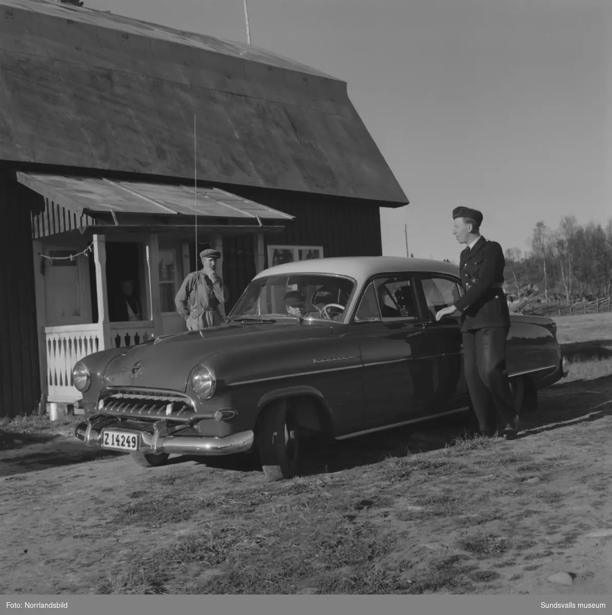 Reportagebilder för Dagens Nyheter om den så kallade skolstrejken i Högvålen. En grupp sjundeklassare i Högvålen, Härjedalen, fick under en tid skolskjuts av polisman Härje Bäckström för att ta sig till skolan i Funäsdalen. Fyra av barnen på bilderna är Elin Dahl, Birgit Halvarsson, Einar Höglund och John Olof Halvarsson.