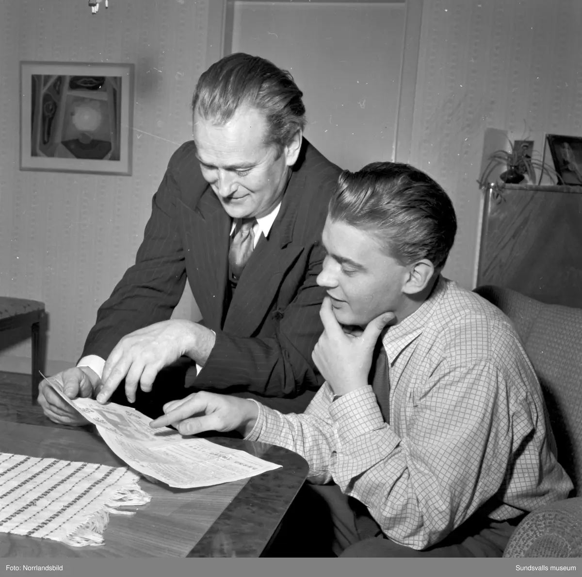 Hi Choon Lee, violinspelande 13-åring från Sydkorea som kom till Bredbyn, Anundsjö, för musikstudier 1953 på inbjudan av en svensk-koreansk förening. Han välkomnades att bo hemma hos fru Sara Östholm så länge han ville. Reportagebilder för Expressen.