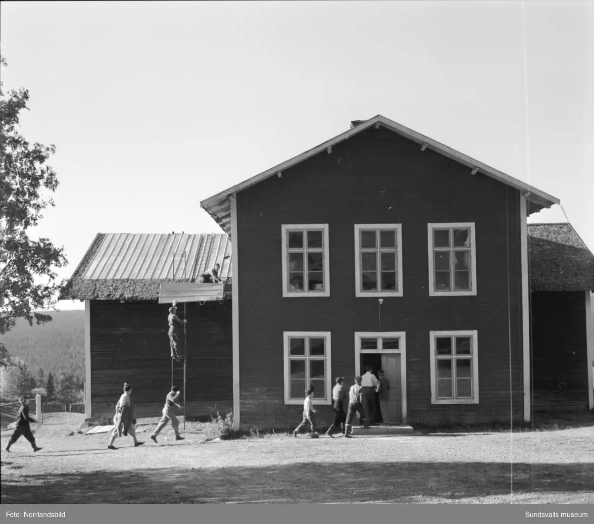 Reportagebilder för Dagens Nyheter om den så kallade skolstrejken i Högvålen. En grupp sjundeklassare i Högvålen, Härjedalen, fick under en tid skolskjuts av polisman Härje Bäckström för att ta sig till skolan i Funäsdalen. Fyra av barnen på bilderna är Elin Dahl, Birgit Halvarsson, Einar Höglund och John Olof Halvarsson.