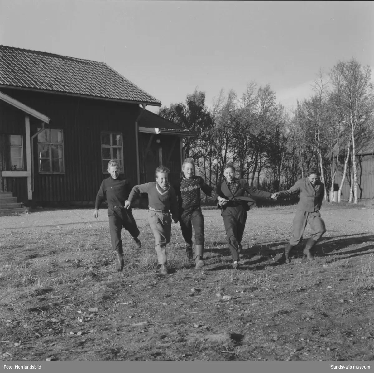 Reportagebilder för Dagens Nyheter om den så kallade skolstrejken i Högvålen. En grupp sjundeklassare i Högvålen, Härjedalen, fick under en tid skolskjuts av polisman Härje Bäckström för att ta sig till skolan i Funäsdalen. Fyra av barnen på bilderna är Elin Dahl, Birgit Halvarsson, Einar Höglund och John Olof Halvarsson.