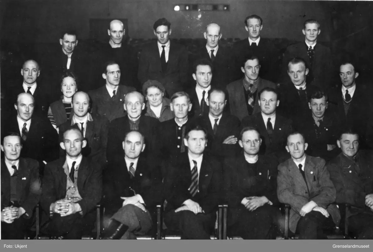 Gruppebilde av Sør-Varanger kommunestyre 1946-47. 
Øverste rekke: Johan Brocks, Jørgen Bakkejord, Henry Bakkejord, Karlot Johansen, Hjalmar Sibblund, kontorsjef Emil Havelin. 
Rekke 2: Per Fløtten, Dagny Sibblund, Axel Olsen, Laura Nystrøm, Oscar Gunnari, John Haakseth, Johan Wollmann, Oddmund Vorren. 
Rekke 3: Onni Gunnari, Karl Bernhardsen, Vadel Pettersen, Arnt Arvola, Mathis Randa, Harry Klippenvåg, Alf Rafaelsen.
Rekke 4: Formannskapsmedlemmene: Ivar Jensen, William Mikkelsen, Thorbjørn Sylten, ordfører Gotfred Hølvold, varaordfører Bjarne Bugge, Haakon Sandberg og Hilmar Isaksen. 