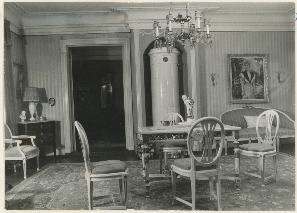 Rabekk gård, fem bilder.
Historikk: Bygningen er fra 1820. Senere eier var oberstløytnant A. Dennis Horn. Hans enke testamenterte i 1964 eiendommen til Moss og Omegns Museumslag.

Bilde 1:
Eksteriør hovedbygning.
Detaljer: inngangsport fra Ryggeveien.
Bilde publ. i "Moss som den var" (Jørgen Herman Vogt, 1970), s. 254.

Bilde 2:
Eksteriør hovedbygning, sett fra syd.
Detaljer: to mennesker kan skimtes til høyre.

Bilde 3:
Interiør hovedbygning.
Detaljer: på maleriet vises testatoren Alfhild Horn.

Bilde 4:
Interiør fra spisestuen i 1. etg.

Bilde 5:
Interiør fra en av stuene med svenskeovn.
