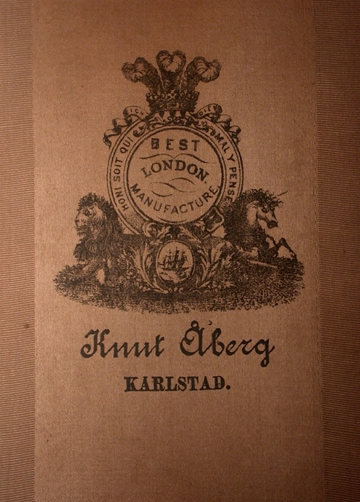 Anmärkning: Svart, ej fullt färdiggjord. Engelskt firmamärke i kullen samt " Knut Åberg, Karlstad " under detta.