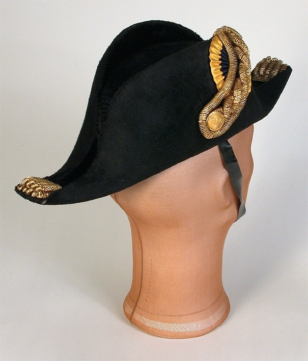 Båtform, med förvaringsask av svartmålat trä. Bärrem av läder, märkt: C. Rosensvärd.