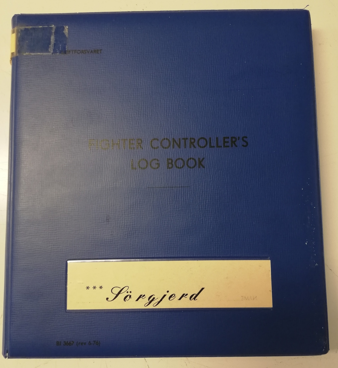 Denne type logbok benyttes av de som leder/kontrollerer jagerfly fra militær radarstasjon. Betegnelsen på denne funksjon er Jagerflykontrolloffiser/Radarkontrollør/GCI-controller/Fighter Controller/Intercept Controller.

I logboka registrereres det når Jagerkontrolloffiseren har jagerfly under sin ledelse/kontroll. Tidspunkt, varighet av kontroll, oppdrag og resultat er blant det som registreres.