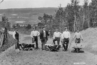 vegbygging karer oppstilt med trillebårer