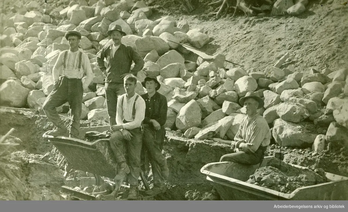 Fra Dovrebanens anlegg, sommeren 1916. Antagelig på strekningen mellom Oppdal og Støren..